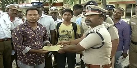 வங்கிக் கொள்ளையனை பிடித்த இளைஞர்களுக்கு பரிசு!