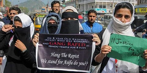 மாடுகள் எல்லாம் பாதுகாப்பாக உள்ளது! ஆனால் நாங்கள்?: பள்ளி மாணவிகள் போராட்டம்