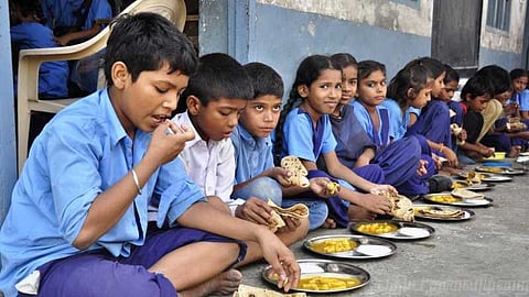 கழிவறையே சமையலறை - மத்திய பிரதேச பள்ளியின் அவலம்