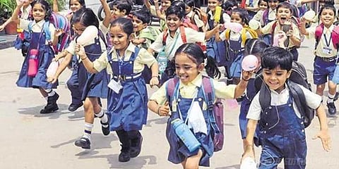 விடுமுறையில் பெற்றோருக்கு வீட்டுப்பாடம் கொடுத்த பள்ளி!