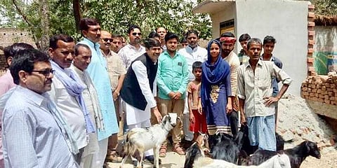 சுகாதாரத்தை காக்க ஆடுகளை விற்று கழிப்பறை கட்டிய உ.பி விவசாயி: குவியும் பாராட்டு