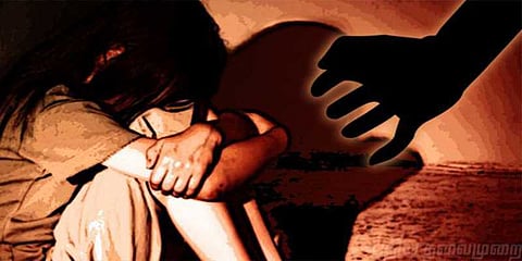 பள்ளி மாணவி 4 மாதம் கர்ப்பம்: தாயே தவறுக்கு காரணமான கொடுமை