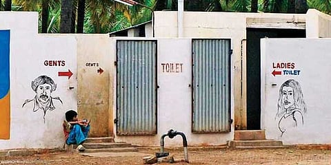 நெட்டிசன்களை ஈர்த்த கழிவறை சண்டை: பாஜக- காங்கிரஸ் கடும் போட்டி