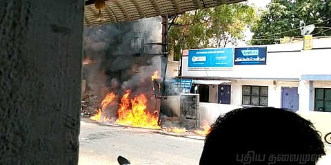 வெடித்துச் சிதறிய டிரான்ஸ்பார்மர்: நூலிழையில் உயிர் தப்பிய வாகன ஓட்டி