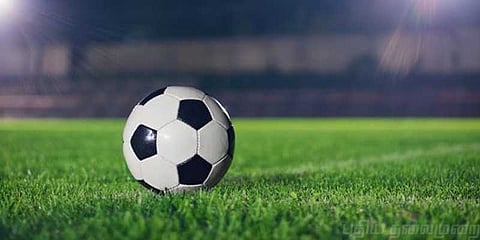 கால்பந்து போட்டியில் கைகலப்பு: போர்க்களமாகிய மைதானம்!