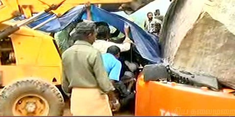 பாறைக்கடியில் சிக்கி மீட்கப்பட்டவர் உயிரிழப்பு