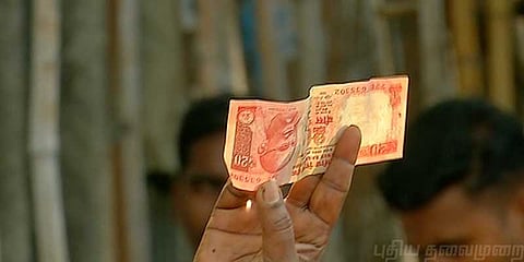 20 ரூபாய் இங்கே, 10 ஆயிரம் ரூபாய் எங்கே ? தினகரனுக்கு எதிராக பெண்கள் போராட்டம்