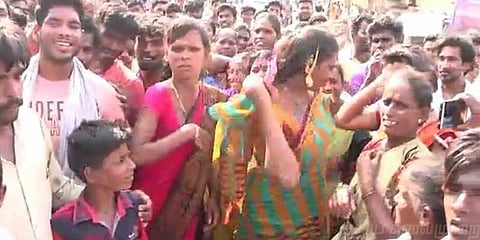 சிறுவனை கடத்த முயன்ற பெண்ணுக்கு போலீஸ் ஆதரவா? - கொந்தளித்த மக்கள்!