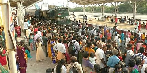 கிரிவலம் சென்ற பக்தர்கள் அதிருப்தி - திடீர் மறியல்