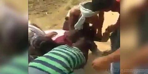 கட்டாயப்படுத்தி பெண்ணின் ஆடையை கழற்றி கொடூரம்: இளைஞர்கள் அதிரடி கைது