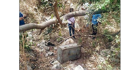 டிரங் பெட்டிக்குள் 15 புடவை, நகைகளுடன் இளம் பெண் பிணம்!