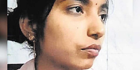 இறுதிச்சடங்கு முடிந்த பின் உயிரோடு வந்தார் மகள்: பெற்றோர் மகிழ்ச்சி, போலீஸ் அதிர்ச்சி!