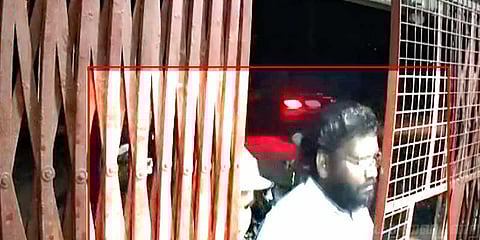 ஊழியரை அரிவாளால் தாக்கி டாஸ்மாக் கடையில் கொள்ளை