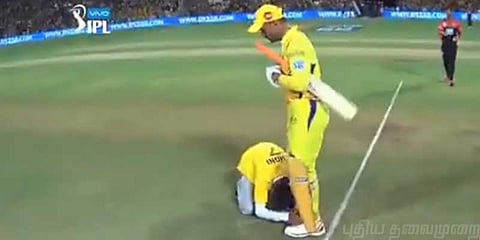 தடுப்புகளை தாண்டி அரங்கத்தையே அதிரவைத்த தோனி ரசிகர்!