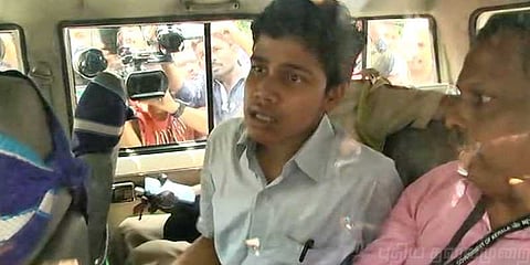 அப்பா எங்கே?: நீட் எழுதிவிட்டு கண்ணீருடன் கேட்ட மகன்