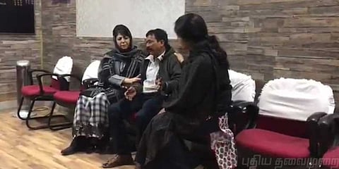 காஷ்மீரில் உயிரிழந்த இளைஞரின் குடும்பத்தினருக்கு முதல்வர் மெக்பூபா நேரில் ஆறுதல்