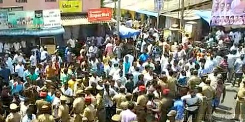 புதுச்சேரியில் இருதரப்பு இடையே மோதல்: கண்ணீர் புகைக்குண்டு வீச்சு