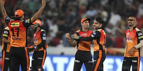 பேட்ஸ்மேன்களை வேட்டையாடும் ஐதராபாத் பந்துவீச்சாளர்கள்