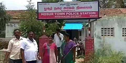 பேருந்தை நிறுத்தவில்லை ! நீட் தேர்வுக்கு சென்ற மாணவி காவல்நிலையத்தில் புகார்