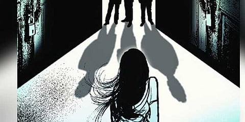 தாய்க்கு பாலியல் வன்கொடுமை: குழந்தையை காரில் இருந்து தூக்கி வீசிய கொடூரம்