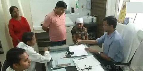 தன்னலம் பார்க்காத வீரர்களின் குடும்பத்திற்கு இலவச சேவை வழங்கும் டாக்டர்..!