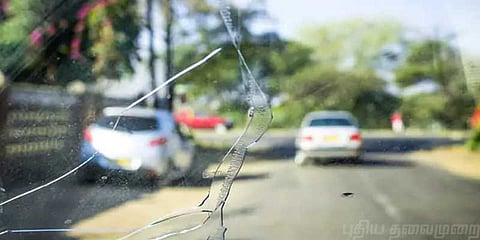 சாலையில் கல்லூரி பேருந்துகள் ரேஸ்: ஒருவர் பலி