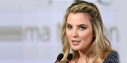 நாயை காப்பாற்ற ஏரிக்குள் குதித்த அதிபரின் மனைவி!