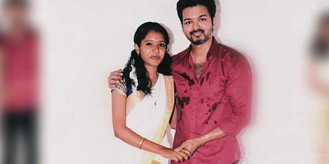 நடிகர் விஜய்யுடன் கேரள பெண் போட்டோ: நக்கல் அடித்தவர்களுக்கு பதிலடி