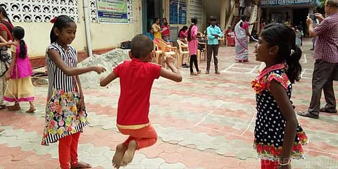 நாம் மறந்து போன பாரம்பரிய விளையாட்டுக்களை நினைவூட்டிய நூலகம்