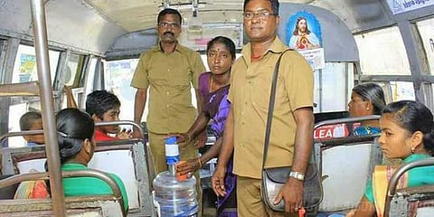 அரசுப் பேருந்தில் பயணிகளின் தாகத்தைத் தீர்க்கும் டிரைவர் கண்டக்டர்!