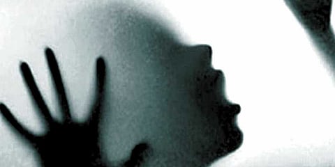 இளம்பெண்ணை அறைக்குள் பூட்டியவருக்கு தர்ம அடி