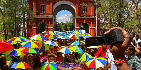 விவசாயிகளை காக்க குடையுடன் வந்த குழந்தைகள்