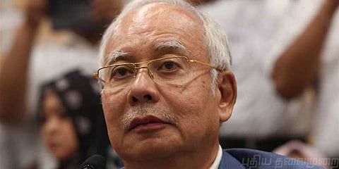 மலேசிய முன்னாள் பிரதமர் நாட்டை விட்டு வெளியேற தடை