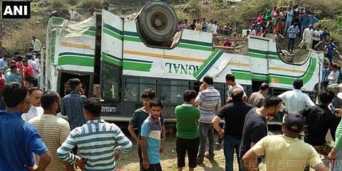 பஸ் கவிழ்ந்து 7 பேர் பலி: 12 பேர் படுகாயம்