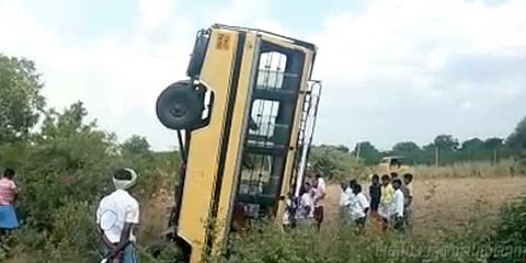 சாத்தூர் அருகே பள்ளத்தில் செங்குத்தாக வேன் கவிழ்ந்து விபத்து: 6 பேர் உயிரிழப்பு