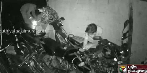 பெட்ரோல் திருட்டில் ஈடுபட்ட கல்லூரி மாணவர்கள்