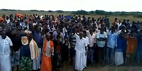 கொட்டும் மழையில் போராடிய மீனவக் குடும்பங்கள்