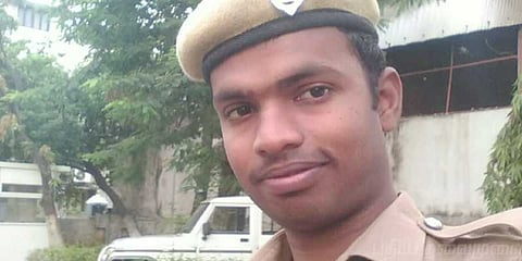 கழிவறையில் காவலர் தற்கொலை.. அழுத்தம் கொடுத்தனரா அதிகாரிகள்..?