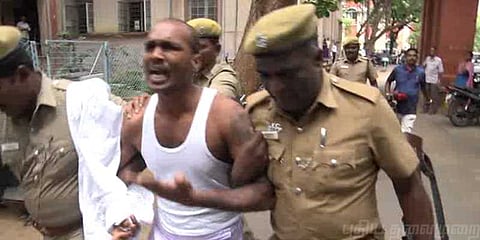 ‘நிர்வாணப்படுத்தி கொடுமைப்படுத்துறாங்க’ - நீதிமன்றத்திலேயே சட்டையை கழட்டி கதறிய கைதி