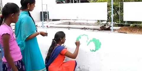 மாணவ-மாணவிகள் வரைந்த சுவர் ஓவியங்கள் : வியந்துபோன மக்கள்!