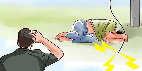 இரும்புக் கம்பியில் மின்சாரம் பாய்ந்து இருவர் பலி