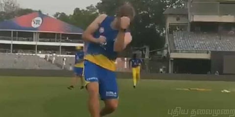 விநோத பயிற்சியில் சென்னை சூப்பர் கிங்ஸ் பந்துவீச்சாளர்