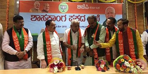 ஆட்சி அமைக்க எடியூரப்பாவுக்கு ஆளுநர் அழைப்பு - 15 நாட்களில் பெரும்பான்மை நிரூபிக்க உத்தரவு