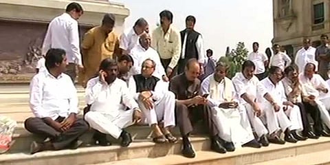 எடியூரப்பாவுக்கு எதிர்ப்புத் தெரிவித்து காங்கிரஸ் தர்ணா