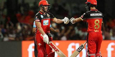 டிவில்லியர்ஸ், மொயின் அலி விளாசல் - ஐதராபாத் அணிக்கு 219 ரன் இலக்கு