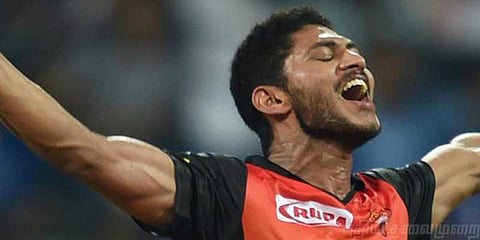 இஷாந்தை முந்தி ஐபிஎல்-லில் சாதனை: தாராள தம்பியான பசில் தம்பி!