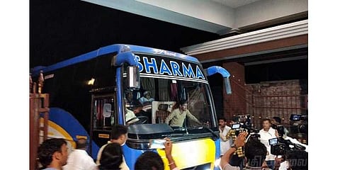 கடைசி நேரத்தில் விமானத்துக்கு அனுமதி மறுப்பு: மஜத புகார்