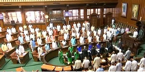 கர்நாடக எம்.எல்.ஏக்கள் பதவியேற்பு: 2 காங். எம்.எல்.ஏக்கள் மாயம்!