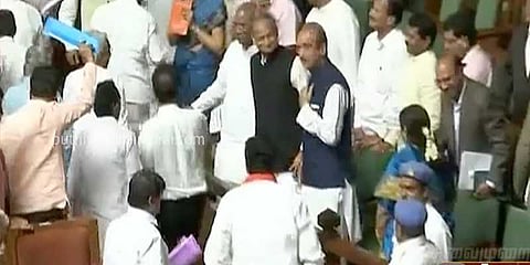 தேசிய கீதத்தை மதிக்காத கர்நாடக சட்டமன்ற உறுப்பினர்கள்