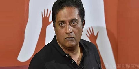 காவி நிறமாகவில்லை கர்நாடகம் : பிரகாஷ் ராஜ்